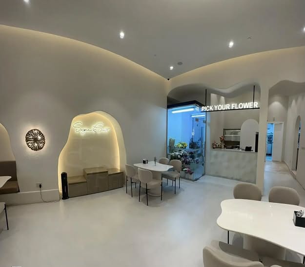 تصميم مكتب حديث بأرضيات مايكروسمنت في الرياض يعكس الأناقة والبساطة ويجمع بين الجمال والمتانة العالية
