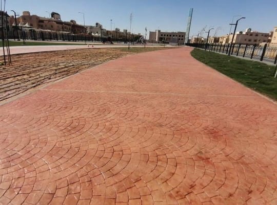 تنفيذ احترافي لأعمال الخرسانة الملونة في الساحات