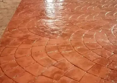 تنفيذ صبة مطبوعة بتصميم عصري للمداخل الخارجية
