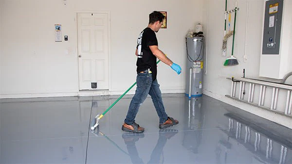  High-gloss epoxy floor for commercial spaces